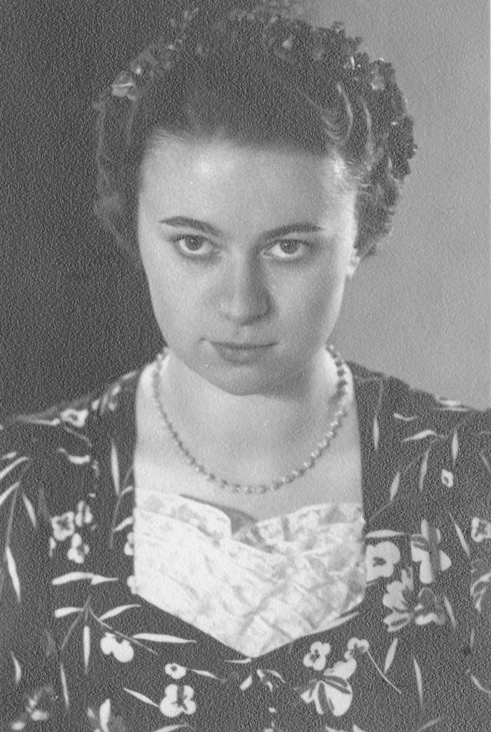 Porträt von Hilde Nordhoff. Sie trägt eine Perlenkette um den Hals.