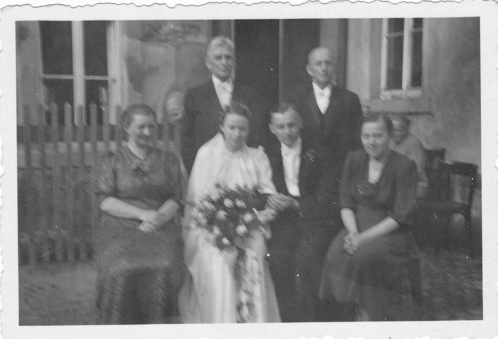 Das Brautpaar Nordhoff sitzt zwischen den vier Eltern. Nur die Väter Nordhoff und Laube stehen. 