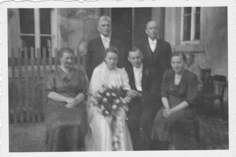 Das Brautpaar Nordhoff sitzt zwischen den vier Eltern. Nur die Väter Nordhoff und Laube stehen. 