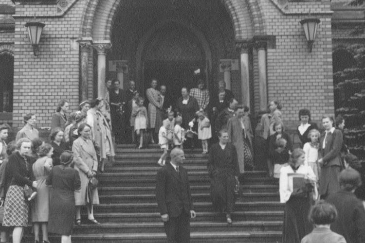 Hochzeitsgäste auf der Treppe zum Portal der Lutherkirche Oberfrohna.