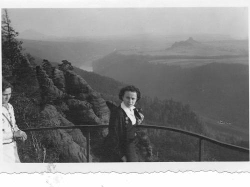 Hilde Nordhoff auf einer Aussichtsplattform stehend, im Hintergrund Berge der Sächsischen Schweiz.