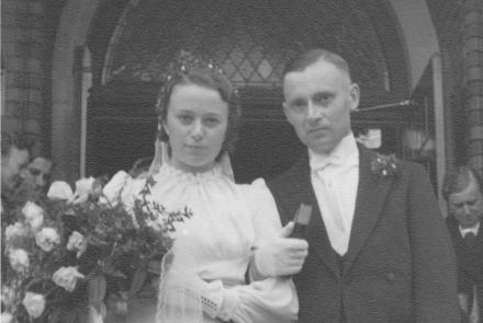 "Ba-OBFK01Ff3A4. Ausschnitt aus Fotoalbum. Oberfrohna, 13.7.1940. Hochzeitsbild von Hilde und Roland Nordhoff. Nahaufnahme in Hochzeitskleidung."