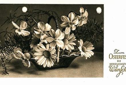 Vorderseite einer Postkarte, Blumenarrangement in Sepia, mit der Auffschrift Zum Osterfest die herzlichsten Wünsche.